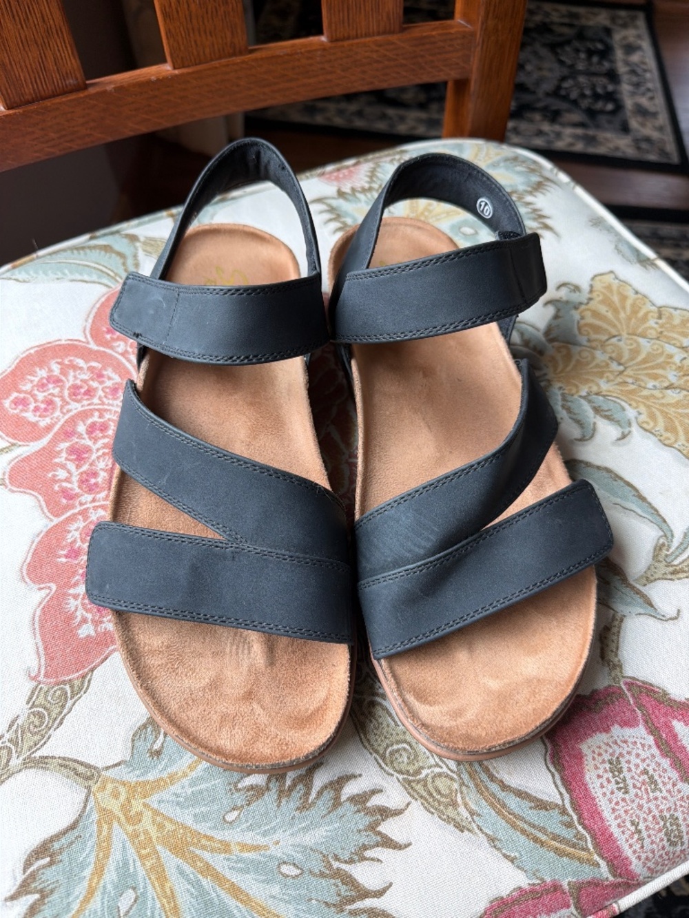 Black sketchers sandals